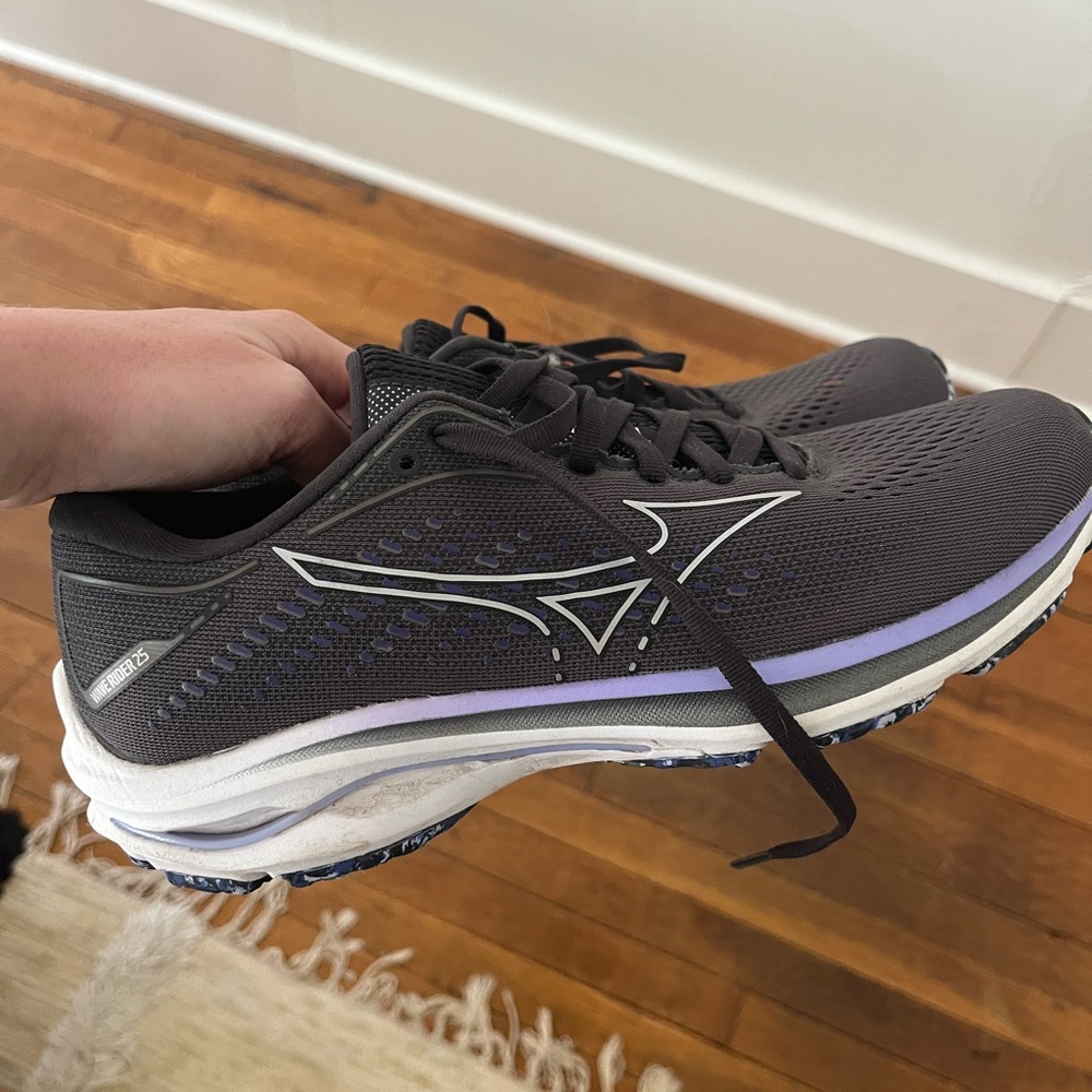 Mizuno wave rider sneaker size 8 women’s